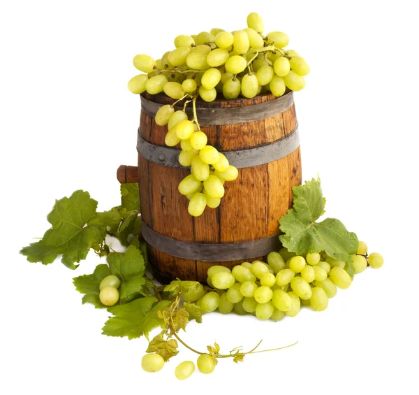 Свежий спелый виноград с листьями — стоковое фото