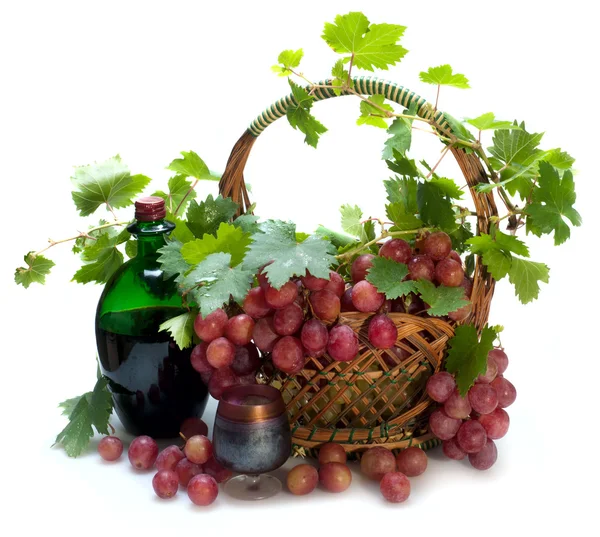 Вино и красный виноград с листьями в корзине — стоковое фото