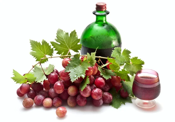 Вино и красный виноград с листьями — стоковое фото