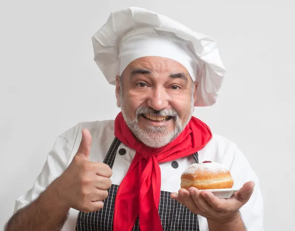Улыбающийся шеф-повар с пончиками Хануки — стоковое фото
