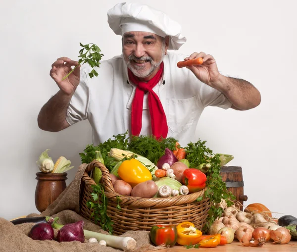 Усміхнений привабливий шеф-кухар з овочами — стокове фото