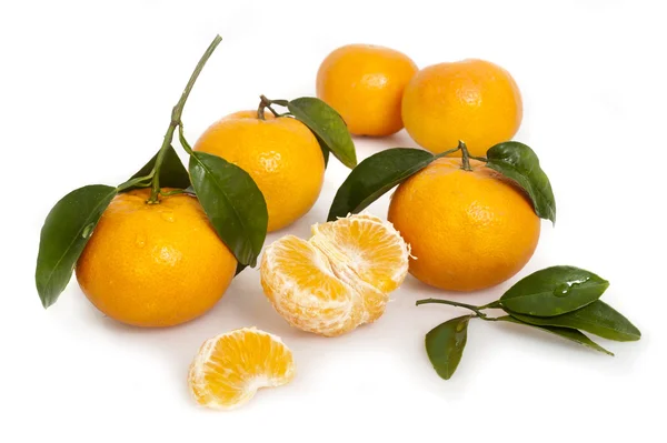 Verse oranje mandarijnen geïsoleerd op een witte achtergrond. — Stockfoto