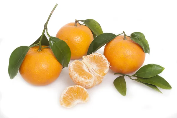 Mandarinas laranja frescas isoladas sobre um fundo branco . — Fotografia de Stock