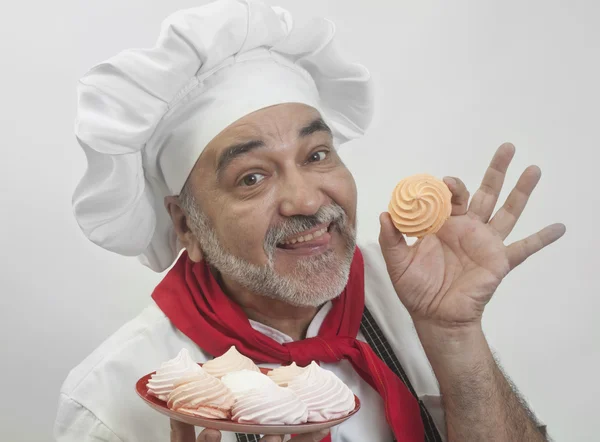 Smiling chef with colored meringues — Stock Photo, Image