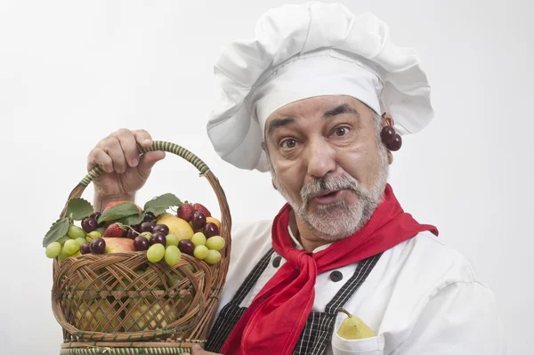 Chef sorridente com frutas frescas — Fotografia de Stock