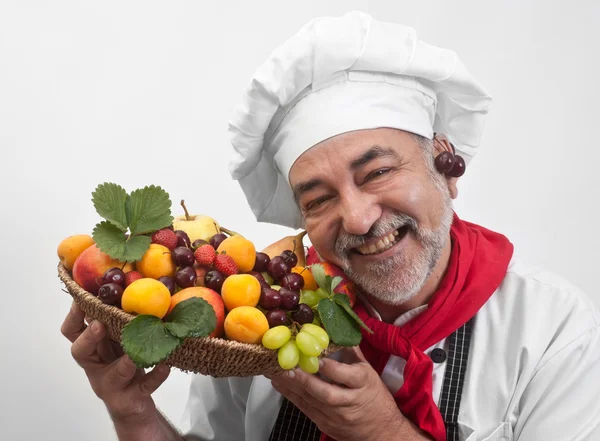 Chef sorridente com frutas frescas — Fotografia de Stock