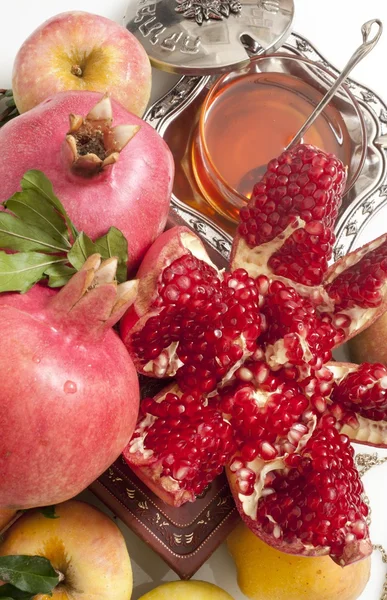 Romãs frescas, maçã e mel para Rosh Hashana — Fotografia de Stock