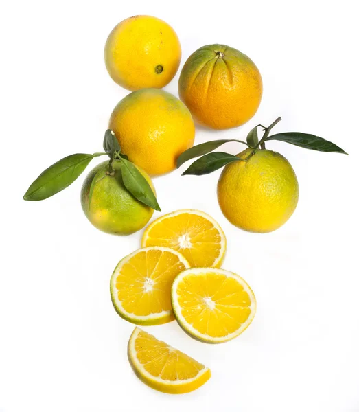 Vers oranje fruit met blad — Stockfoto