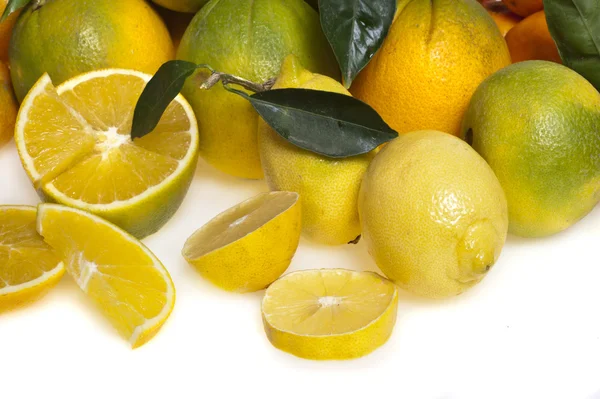 Fruta de laranja fresca com folha — Fotografia de Stock