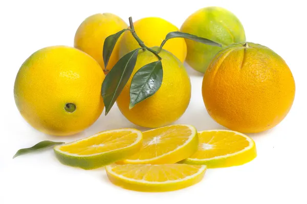 Свежие оранжевые фрукты с листьями — стоковое фото