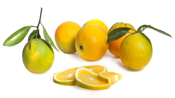 Fruta de naranja fresca con hoja — Foto de Stock