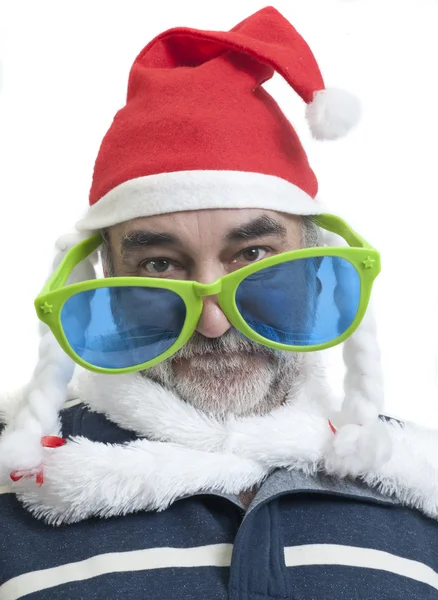 Bearded uomo indossa cappello di Babbo Natale su sfondo bianco — Foto Stock