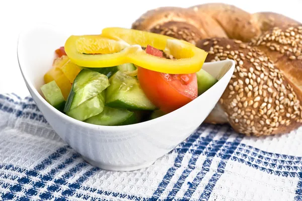 Ontbijt met salade en rollen — Stockfoto