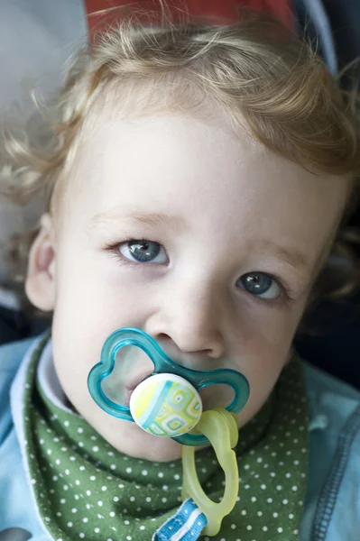 Jongen met fopspeen — Stockfoto