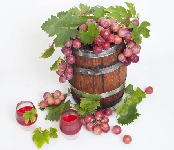 Бочка вина и красная спелый виноград с листьями — стоковое фото
