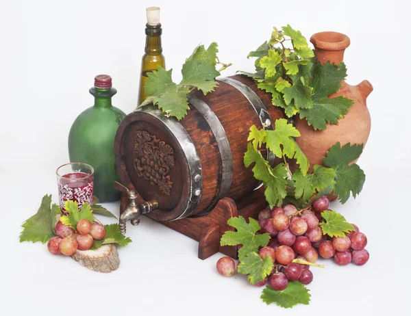 Винный бочонок и красный спелый виноград — стоковое фото