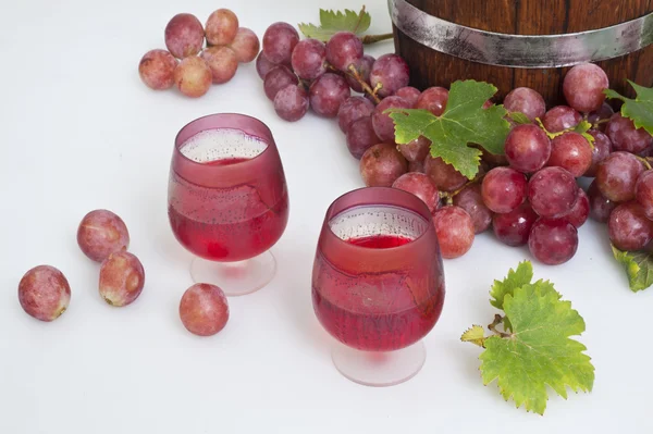 Wine barrel and red ripe grape — Stock Photo, Image