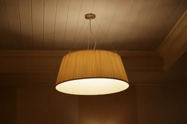 Büyük bir gölge ile lamba — Stok fotoğraf