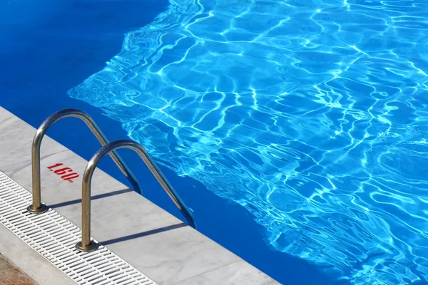 Crystal clear blue water — Stock Photo, Image