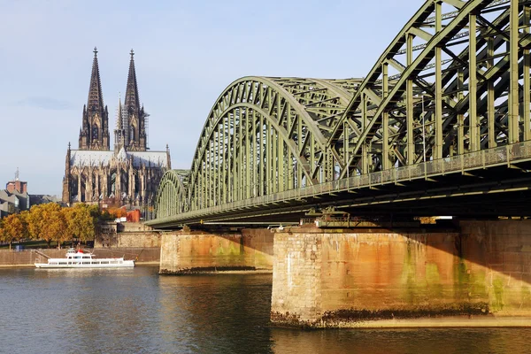 Der Kölner Dom und die Brücke — Stockfoto