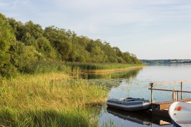Човни на березі озера perhovo, russia_2