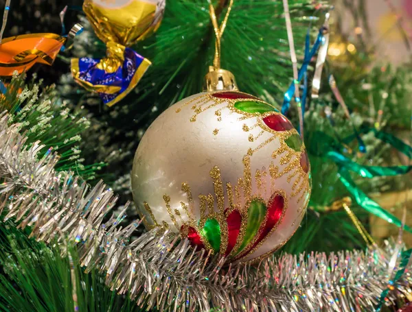 Bola de Natal de prata — Fotografia de Stock