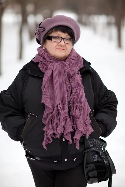 Frauenporträt vor dem Hintergrund von Bäumen — Stockfoto