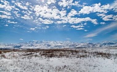 Bahar karlı dağların panoramik manzara
