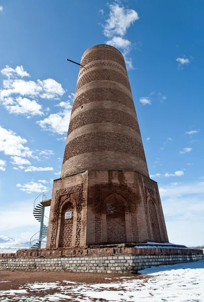 Ancient Kyrgyz Burana tower in the mountains — Stock Photo, Image