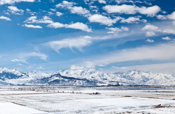 Panoramatické krajiny ze zasněžených hor v na jaře — Stock fotografie