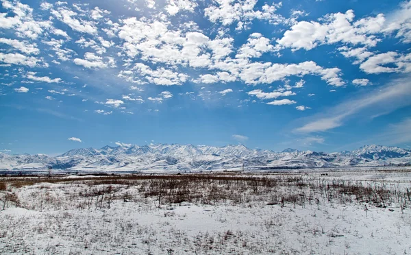 Paisaje panorámico de montañas nevadas en primavera — Foto de Stock