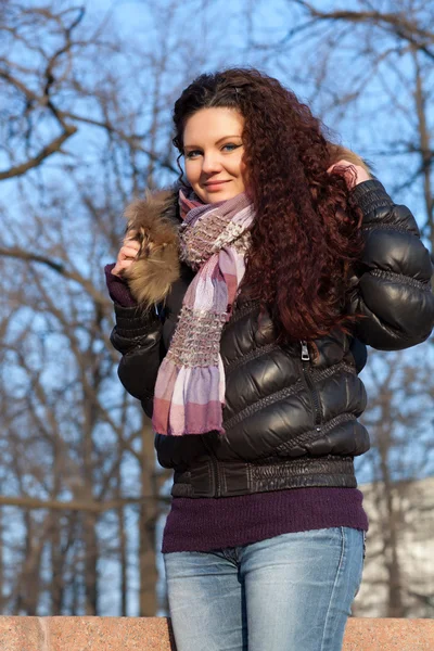 Utomhus porträtt av ung ganska vacker kvinna — Stockfoto