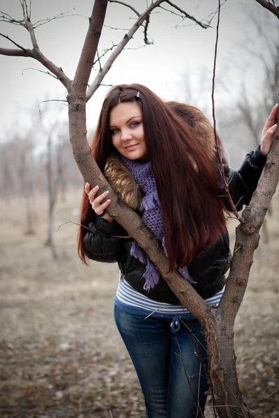 Retrato al aire libre de la joven hermosa mujer bonita — Foto de Stock