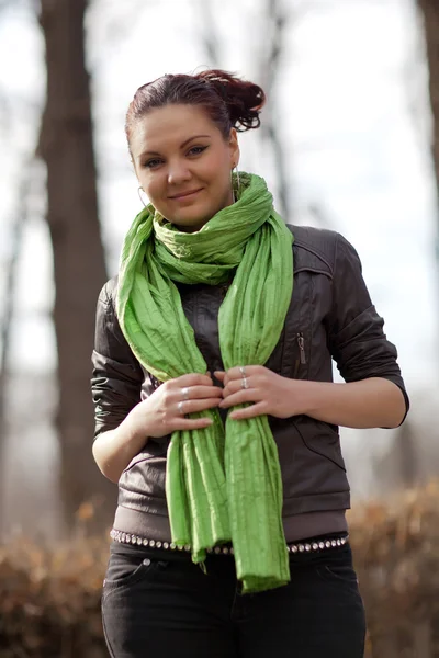一个女孩在公园里的一条绿色围巾 — 图库照片