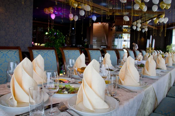 Feestzaal tafel in een restaurant — Stockfoto