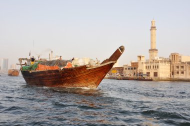 Geleneksel ahşap ticaret dhows ve yay demirleyen dubai creek, Birleşik Arap Emirlikleri.