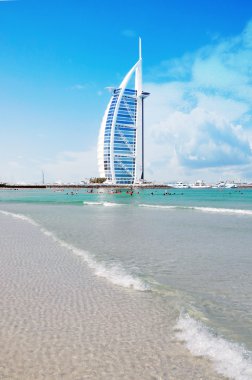 Dubai, Birleşik Arap Emirlikleri - 11 Haziran: burj al arab otel 8 Haziran 2012 Dubai. Burj al arab jumeirah Plajı önünde yapay ada üzerine kurulmuş bir lüks 5 yıldızlı otel olduğunu..