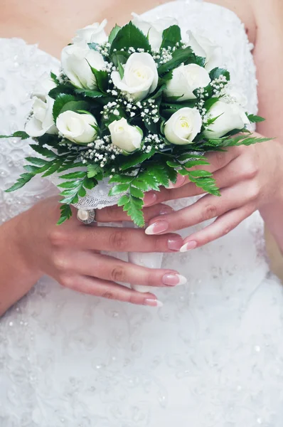 Κλείσιμο της νύφης χέρια κρατώντας όμορφη γαμήλια ανθοδέσμη — Φωτογραφία Αρχείου