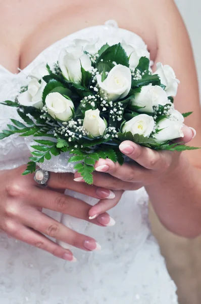 Primer plano de las manos de la novia con un hermoso ramo de bodas —  Fotos de Stock