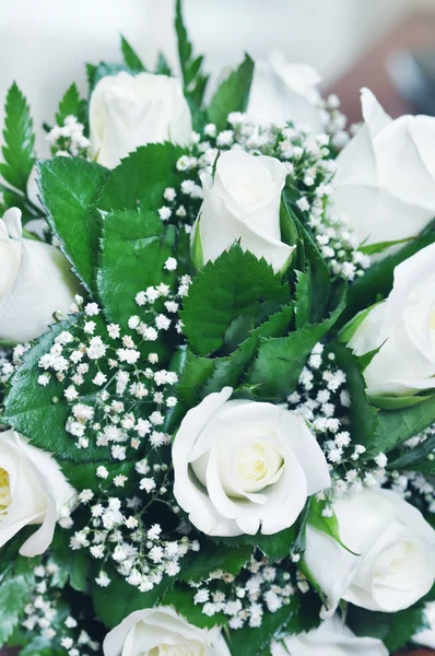 Primer plano de las manos de la novia con un hermoso ramo de bodas —  Fotos de Stock