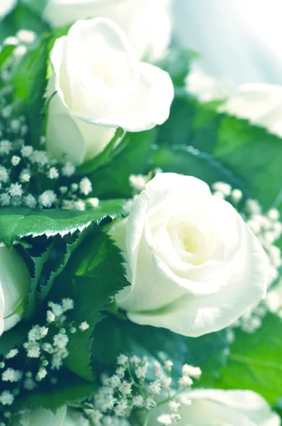 Closeup of bride hands holding beautiful wedding bouquet — Stock Photo, Image