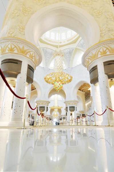 Абу-Дабі, ОАЕ - 4 червня: величну мечеть шейха Заєда інтер'єр всередині і найбільший у світі люстра 4 червня 2012 в Абу-Дабі, ОАЕ — стокове фото