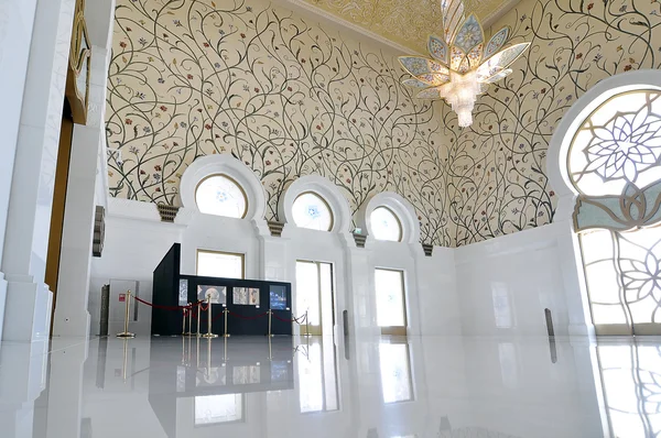 Interieur van sheikh zayed moskee, abu dhabi, Verenigde Arabische Emiraten — Stockfoto