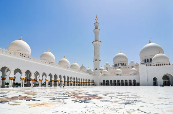 Scheich-Zayed-Moschee oder große Moschee in Abu Dhabi — Stockfoto