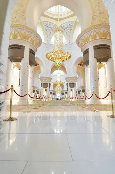 Abu Dhabi, EAU - 4 juin : Intérieur de la Grande Mosquée Cheikh Zayed le 4 juin 2012 à Abu Dhabi, EAU — Photo