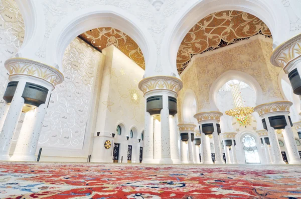 Abu Dhabi, EAU - 4 juin : Intérieur de la Grande Mosquée Cheikh Zayed le 4 juin 2012 à Abu Dhabi, EAU — Photo