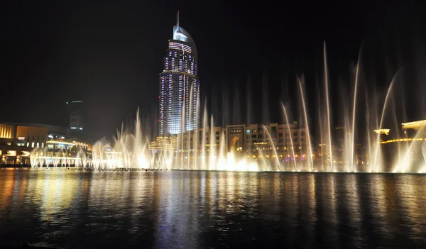 DUBAI, Emiratos Árabes Unidos - 7 de junio: Las fuentes danzantes en el centro y el lago artificial en Dubai, Emiratos Árabes Unidos, 7 de junio de 2011 . — Foto de Stock