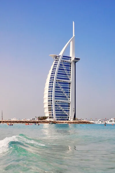 DUBAI, Emirados Árabes Unidos - 8 de junho: Burj Al Arab hotel on June 8, 2012 in Dubai. Burj Al Arab é um luxuoso hotel de 5 estrelas construído em uma ilha artificial em frente à praia de Jumeirah . — Fotografia de Stock