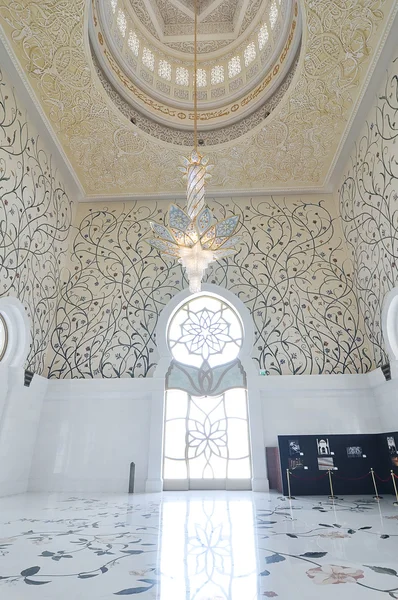 Interieur van sheikh zayed moskee, abu dhabi, Verenigde Arabische Emiraten — Stockfoto