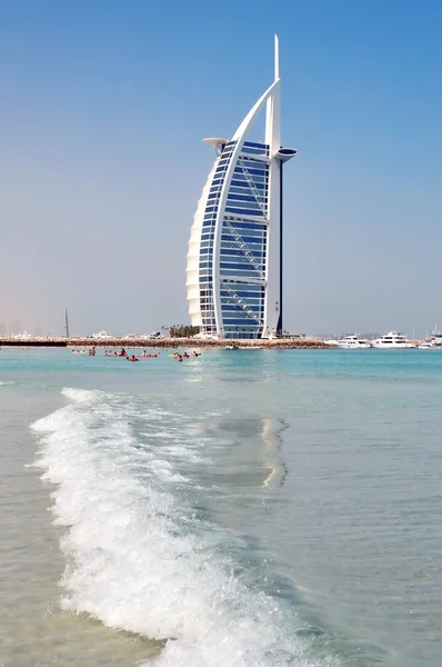 迪拜，阿拉伯联合酋长国-6 月 8 日： burj al 阿拉伯酒店在 2012 年 6 月 8 日在迪拜。burj al 阿拉伯人是建造人工岛朱美拉海滩上的豪华 5 星级酒店. — 图库照片